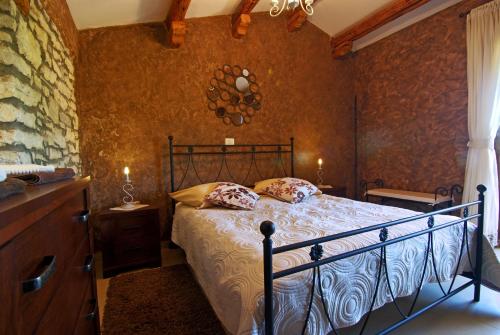 een slaapkamer met een bed en een bakstenen muur bij Villa Milica - Istrian ecohouse in Barban