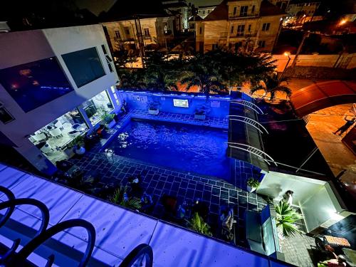 una vista aérea de una piscina por la noche en Parkview Astoria Hotel en Lagos