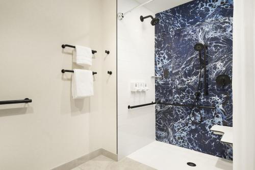 baño con ducha y puerta de cristal en Cascade Hotel, Kansas City, a Tribute Portfolio Hotel, en Kansas City