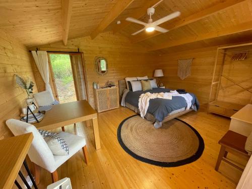 een slaapkamer met een bed in een houten hut bij Tweed Hinterland Eco Cabin 