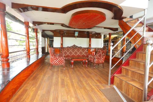 einem Speisewagen eines Zuges mit einem Tisch und Stühlen in der Unterkunft Harmony Houseboats in Alappuzha