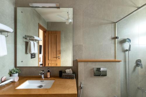 アンジュナにあるInaari by Hireavilla -5BR with Private Pool in Anjunaの洗面台と鏡のあるバスルーム