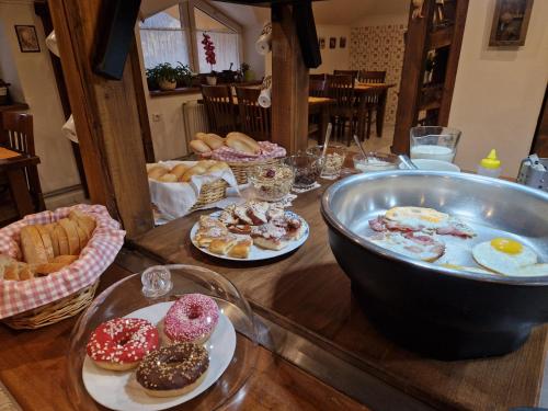 斯塔雷山的住宿－Hostinec Staré Hory，一张桌子上摆放着各种甜甜圈和糕点