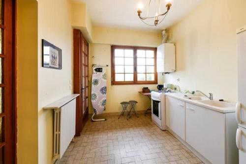 une cuisine avec un évier et un plan de travail dans l'établissement appartement bordeaux, à Bordeaux