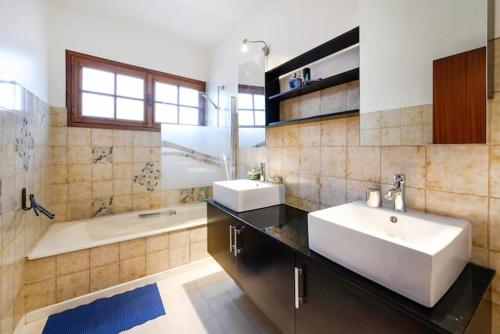 une salle de bain avec un lavabo et une baignoire et un lavabo dans l'établissement appartement bordeaux, à Bordeaux