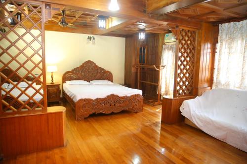 コーチにあるCourt View Homestayのベッドルーム1室(ベッド1台、二段ベッド1組付)