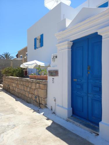 uma porta azul do lado de um edifício branco em Angelica em Frý