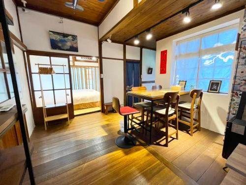 - une chambre avec une table et des chaises dans l'établissement 勝利文旅日式民宿, à Pingtung