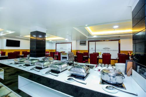 una mesa con varios platos en un restaurante en Hotel White Grand Shimla-near ISBT bus stand- Fully Air Conditioner en Shimla