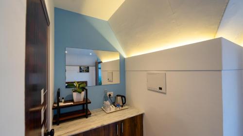 eine Küche mit einem weißen Kühlschrank und einer Theke in der Unterkunft Silent Planet Resort in Koroth