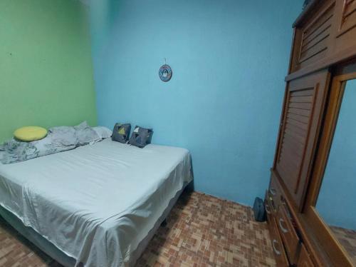 Pequeña habitacion Amatitlan في أماتيتلان: غرفة نوم عليها سرير وعليها شنطتين