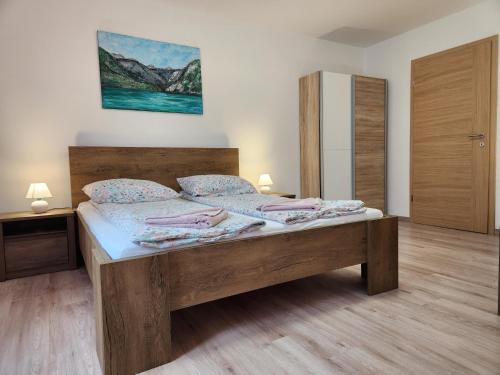 sypialnia z dużym drewnianym łóżkiem w pokoju w obiekcie Apartments Irena w Bohinju