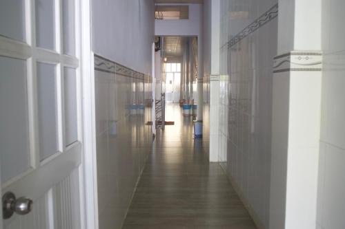 an empty hallway with a door and a hallwayngth at Duong Hieu Guesthouse in Phu Quoc