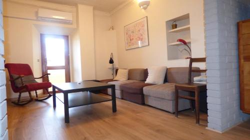 sala de estar con sofá y mesa en Gnazzano Home 1, en Loiano