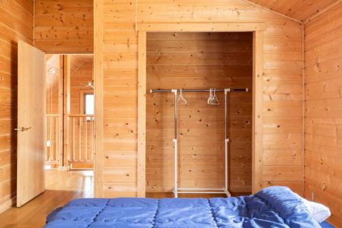 那須町にあるコテージLogの木製の壁のベッドルーム1室