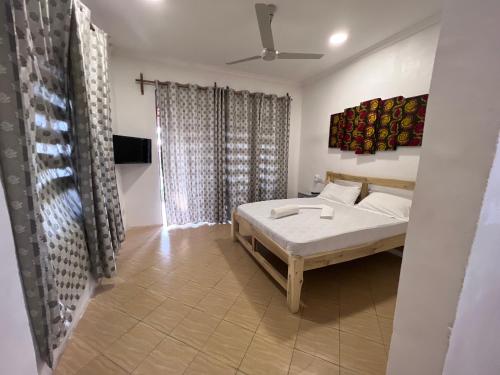 1 dormitorio con 1 cama en una habitación en New Dindini Lodge, en Kilindoni