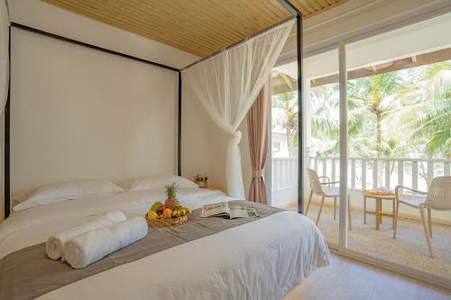 BIDONG VIEW RESORT في كوالا ترغكانو: غرفة نوم بها سرير مع سلة من الفواكه عليها
