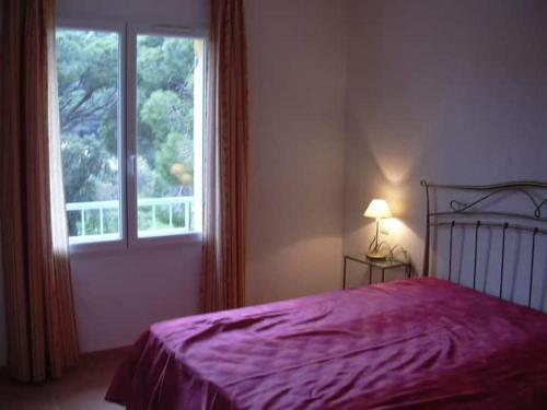 une chambre avec un lit violet et une fenêtre dans l'établissement Villa domaine de la Pinède Golfe Saint Tropez, à La Garonnette-Plage