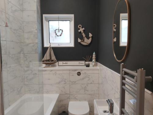 a bathroom with a tub and a sink and a mirror at Portsmouth Apartment *Newly refurbished *Central in Portsmouth