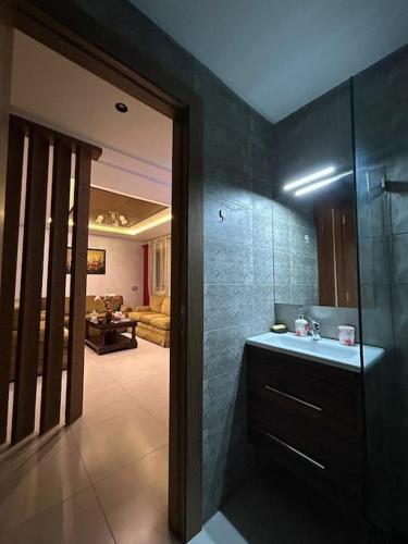 a bathroom with a sink and a mirror at Appartement Cosy Disponible in Kenitra