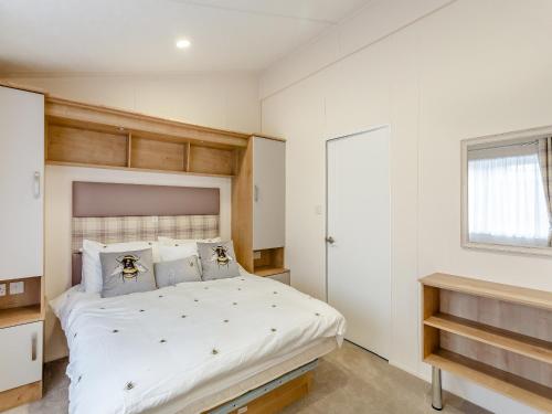 um quarto com uma cama grande e uma janela em Roseberry Topping - Uk42937 em Great Broughton