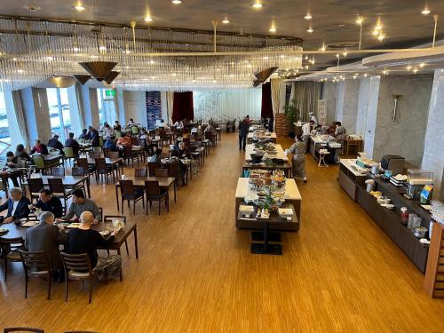 - une salle à manger avec des tables dans l'établissement Yura Onsen Yaotome, à Tsuruoka