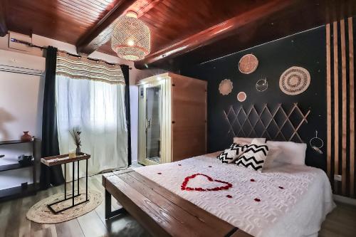 1 dormitorio con 1 cama grande y pared negra en Lâcher-prise SPA, en Bouillargues
