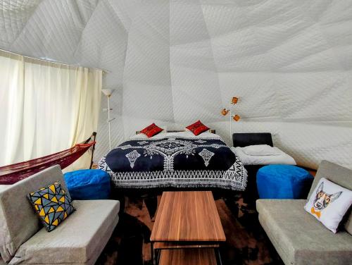 1 camera con letto in tenda di G-4 Gramping Sauna 白馬森のわさび農園 a Hakuba