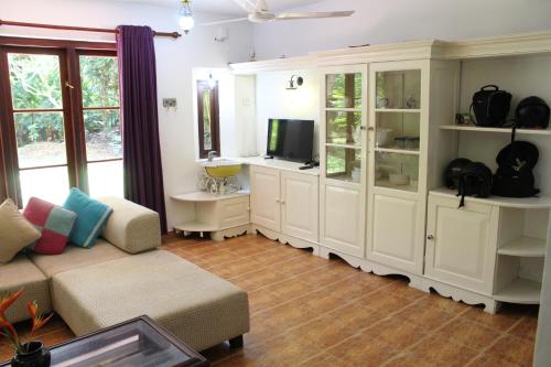 TV a/nebo společenská místnost v ubytování Two Bedrooms Apartment