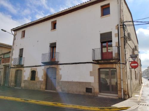 un bâtiment blanc sur le côté d'une rue dans l'établissement Casa Remunda, à Torregrosa
