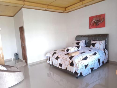 - une chambre avec un lit dans l'établissement Alice Villa, à Tuk Tuk