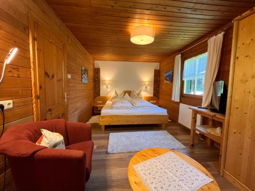 德弗雷根谷地聖雅各布的住宿－Ferienhaus Grünmoos，木制客房内的一间卧室,配有一张床