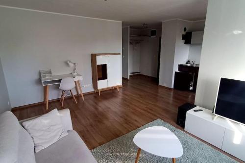 - un salon avec un canapé et une table dans l'établissement Särevere apartment, à Särevere Asundus