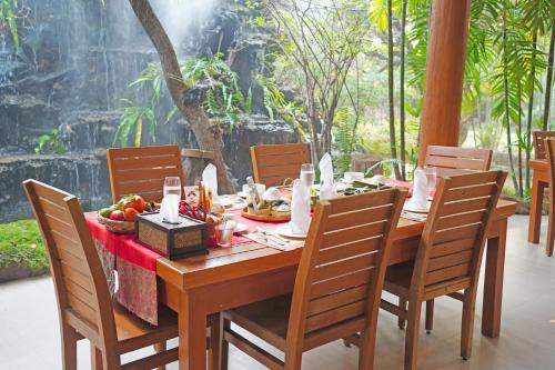 タークにあるVanasin Residenceの木製テーブル(椅子付)