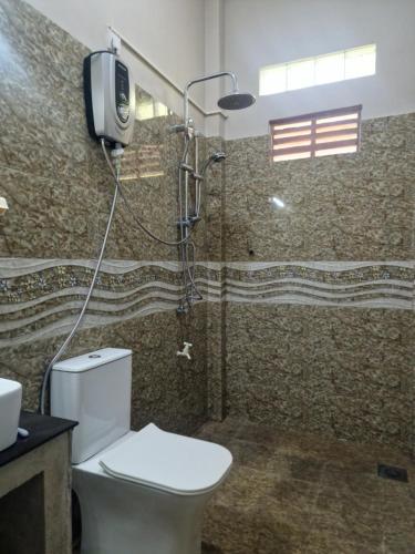 e bagno con servizi igienici e doccia. di Private AC BEDROOM in 2 Bed Villa - Coconut Beach a Midigama East