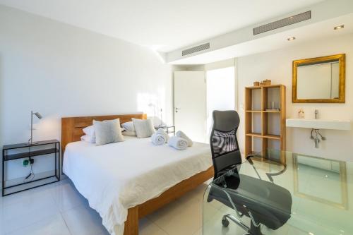 アルクーディアにあるDesigner Alcanadaのベッドルーム1室(ベッド1台、デスク、椅子付)