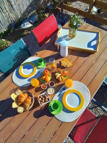 un tavolo da picnic con piatti di cibo sopra di Gîte L’escale provençale a La Caravane
