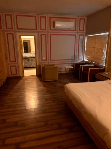een hotelkamer met een bed, een bureau en een slaapkamer bij HOTLE MEHAI SWEET HOUSE in Jaipur