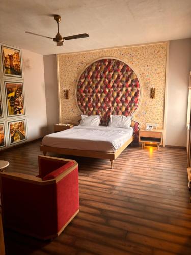 um quarto com uma cama grande e uma grande cabeceira. em HOTLE MEHAI SWEET HOUSE em Jaipur