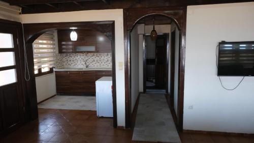 eine Küche mit einem weißen Kühlschrank und einem TV in der Unterkunft ÇINARSUYU OTEL- Sosyal Tesisleri in Unye