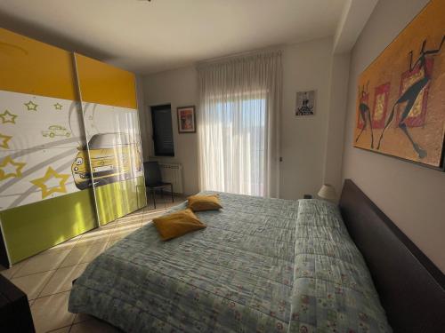 1 dormitorio con 1 cama con edredón verde en La Casa di Pedro en Santa Maria Capua Vetere