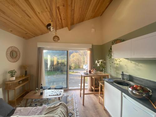 - une cuisine avec un évier et une table dans l'établissement Studio Calme et Cosy - 'Les 7 Sources', à Ouzous