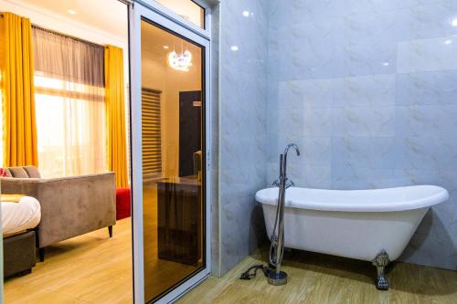 Das Bad ist mit einer Badewanne und einer Dusche ausgestattet. in der Unterkunft Nelson Mandela Gardens in Okpanam