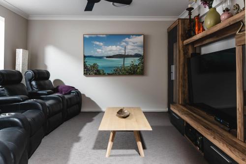 Televisyen dan/atau pusat hiburan di Entertainer's Paradise! Child & pet friendly Pool spa, movie room - close to Australia Zoo