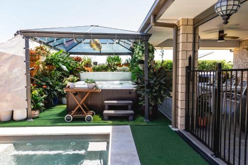 Kolam renang di atau dekat dengan Entertainer's Paradise! Child & pet friendly Pool spa, movie room - close to Australia Zoo