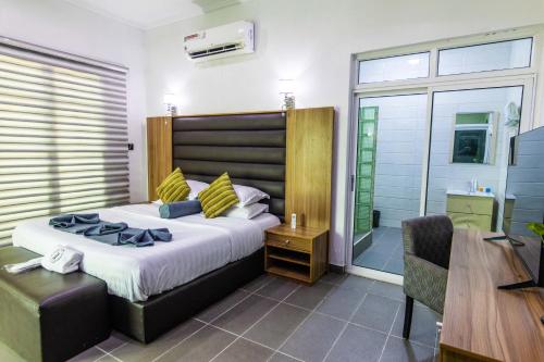 Un pat sau paturi într-o cameră la Nelson Mandela Gardens