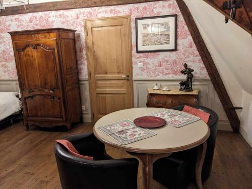 a room with a table and chairs and a bedroom at Manoir du Kasteelveld in Cassel