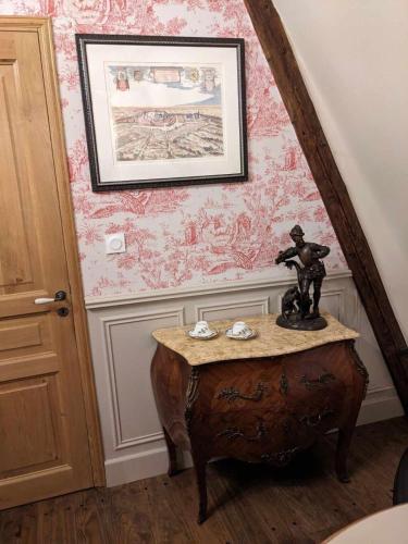 a room with a table and a picture on the wall at Manoir du Kasteelveld in Cassel