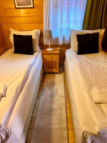 Ένα ή περισσότερα κρεβάτια σε δωμάτιο στο Alpine ski chalet Borovets with sauna