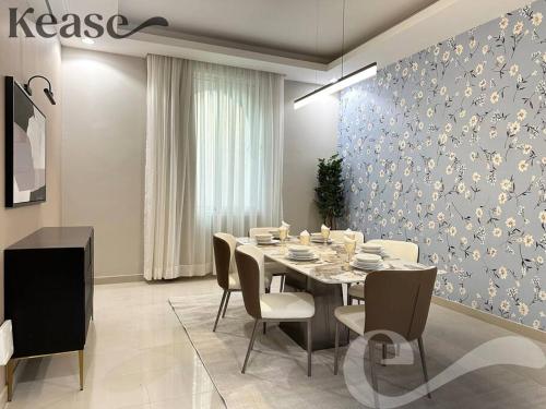 Kease Al-Mutamarat A-11 Timeless History XZ21 في الرياض: غرفة طعام مع طاولة وكراسي